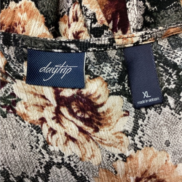 DayTrip Women’s Short Sleeve Floral Button Down Shirt, Black, size XL - Picture 6 of 11